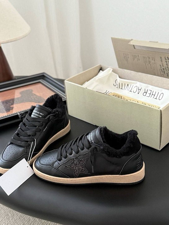 Женские кроссовки с мехом Golden Goose