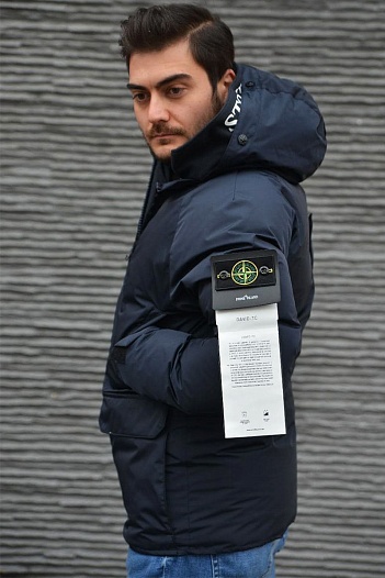 Утеплённая синяя парка Stone Island с патчем на плече   
