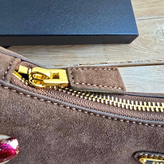 Замшевая сумка Prada 23x14 см