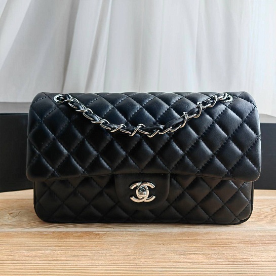 Кожаная чёрная сумка Chanel 30x18 см
