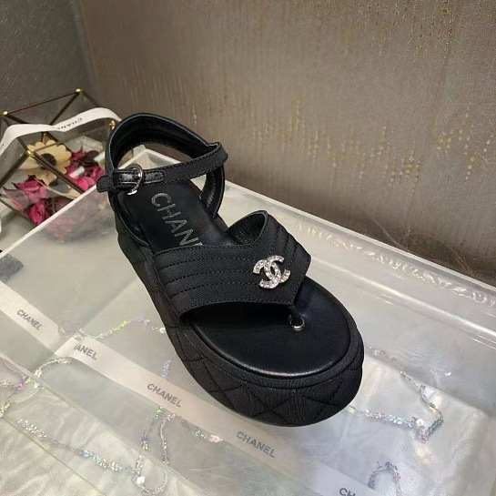 Женские замшевые сандалии чёрного цвета Chanel