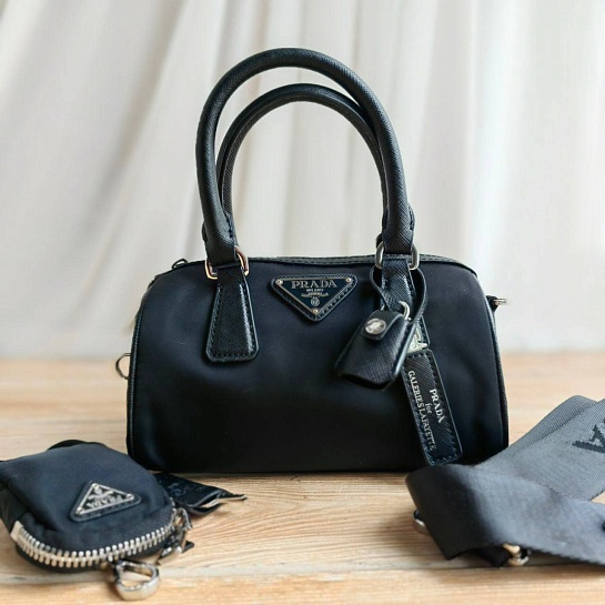 Нейлоновая сумка Prada Bauletto 21x14 см