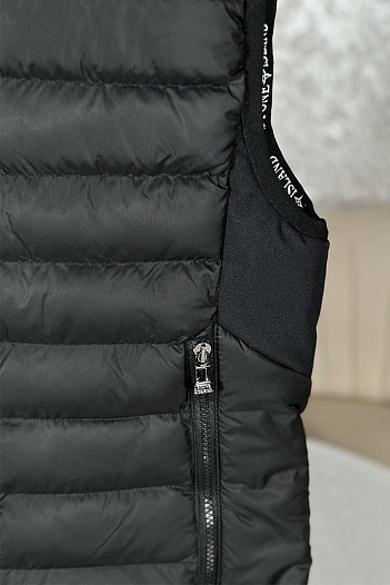 Мужской жилет Stone Island с патчем чёрного цвета   