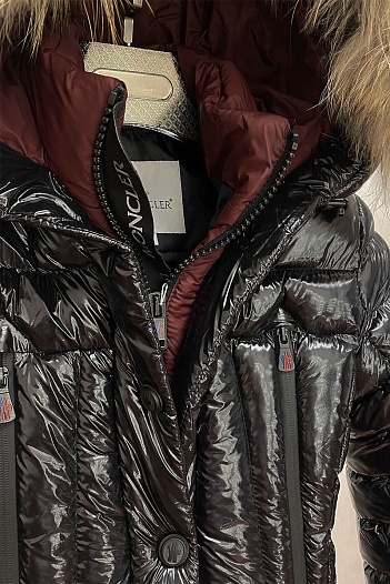 Женская чёрная куртка Moncler с меховым капюшоном   