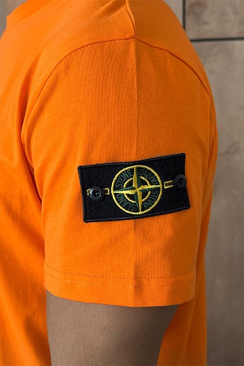 Оранжевая мужская футболка с патчем на плече Stone Island   