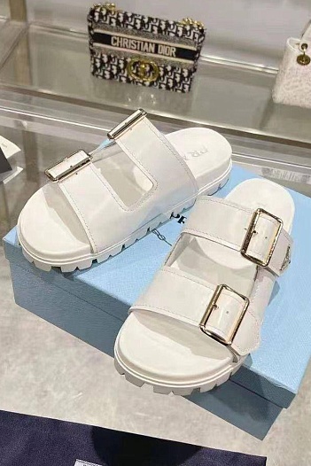 Женские кожаные сандалии Prada   