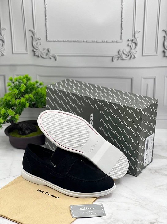 Замшевые лоферы Kiton чёрного цвета