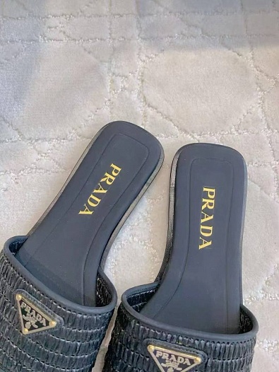 Женские шлёпанцы Prada чёрного цвета   