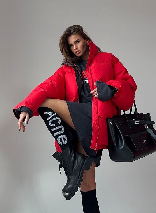Красная женская куртка Balenciaga