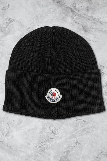 Мужская шапка чёрного цвета Moncler logo-patch   