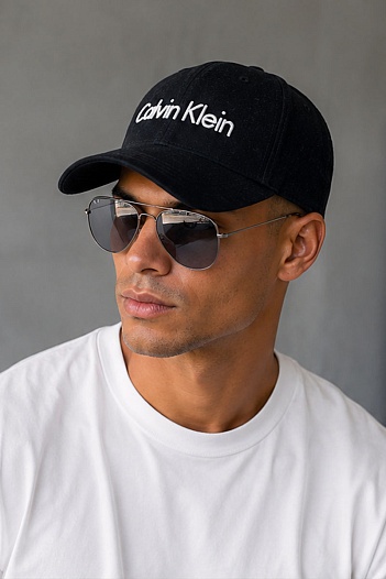 Чёрная брендовая бейсболка Calvin Klein   