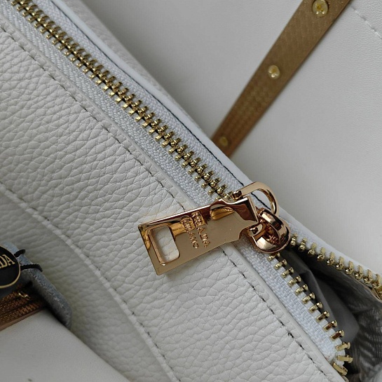 Кожаная сумка Prada белого цвета 36x25 см