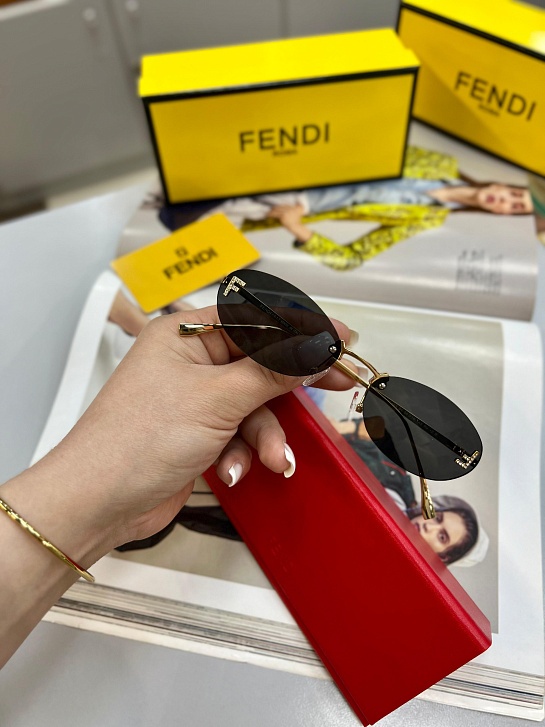 Чёрные солнцезащитные очки Fendi