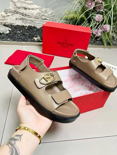 Женские кожаные сандалии Valentino Rockstud   