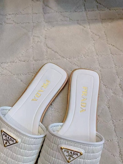 Женские шлёпанцы Prada белого цвета   