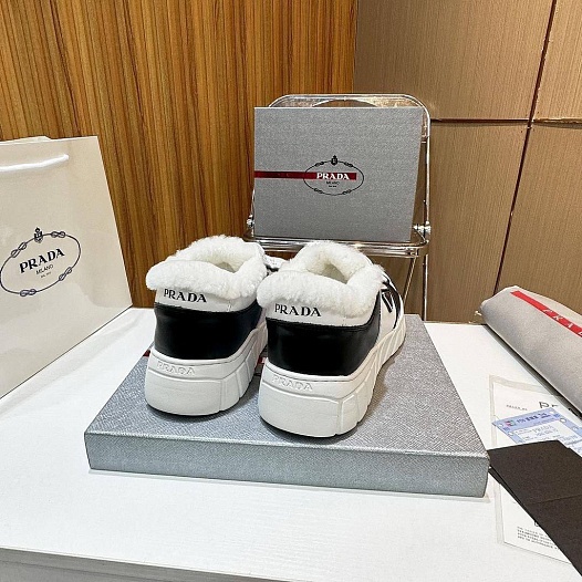Кожаные кроссовки с мехом Prada   