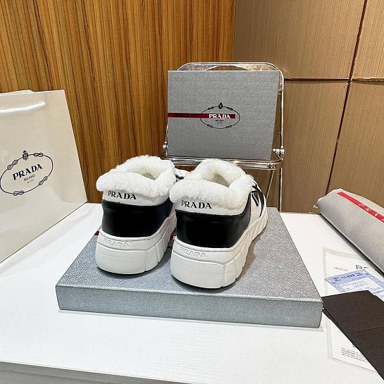 Кожаные кроссовки с мехом Prada