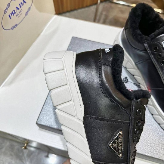 Кожаные кроссовки с мехом Prada