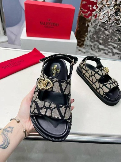 Женские кожаные сандалии Valentino Rockstud   