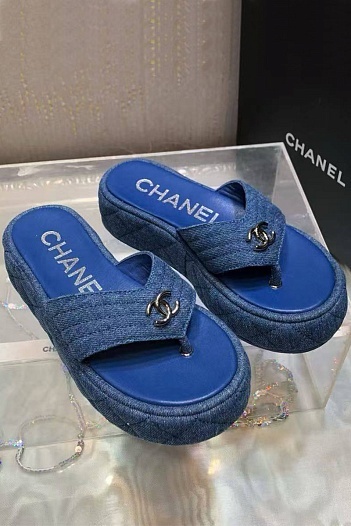 Женские кожаные шлёпанцы Chanel   
