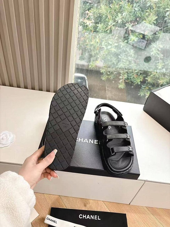 Женские кожаные сандалии Chanel чёрного цвета