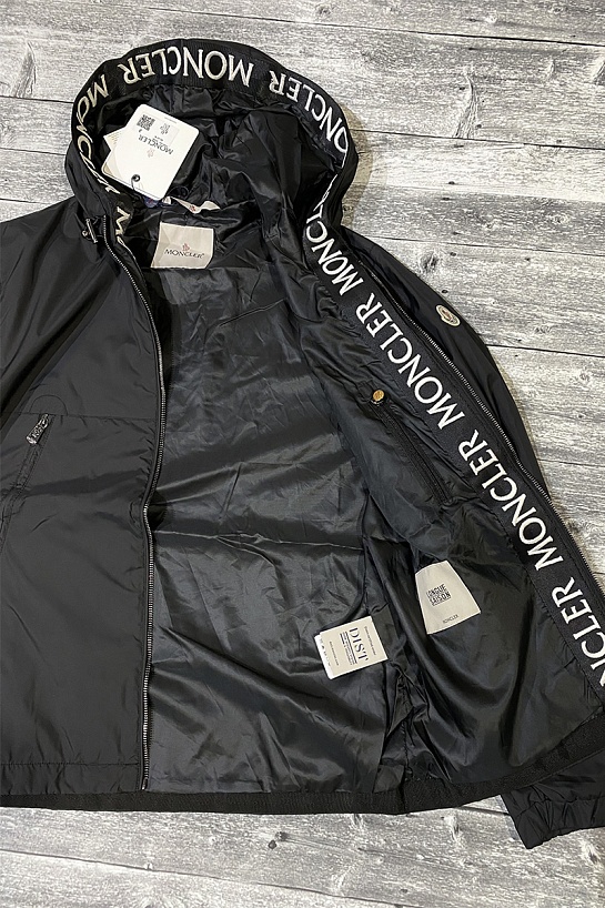 Мужская чёрная ветровка Moncler