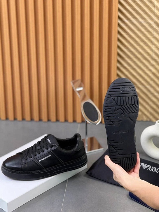 Кожаные кроссовки Emporio Armani чёрного цвета