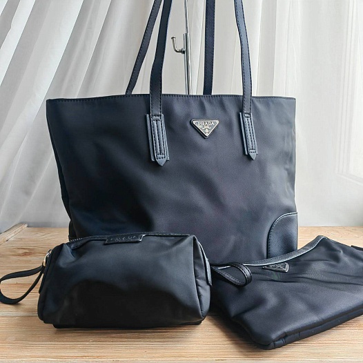 Нейлоновая сумка Prada чёрного цвета 35x25 см   