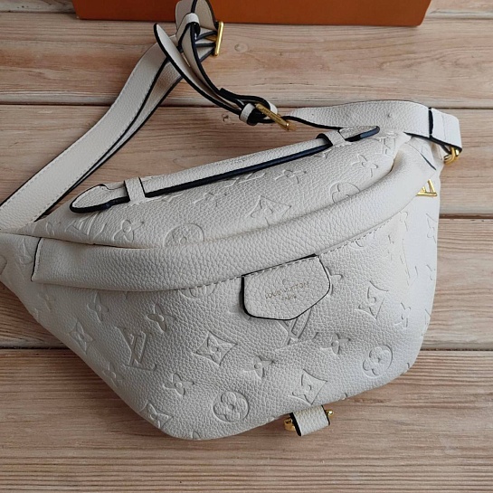 Кожаная сумка на пояс Louis Vuitton Monogram Embossed 28x14 см