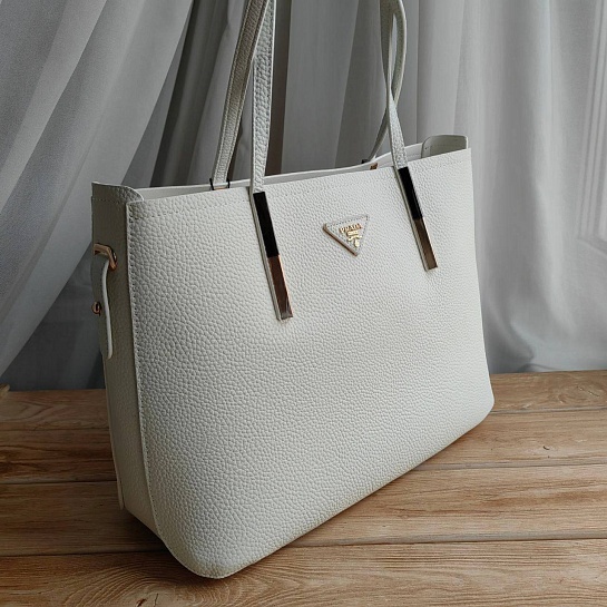 Кожаная сумка Prada белого цвета 36x25 см