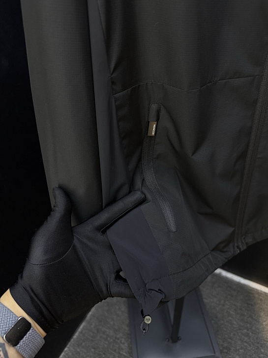 Мужская чёрная ветровка Moncler