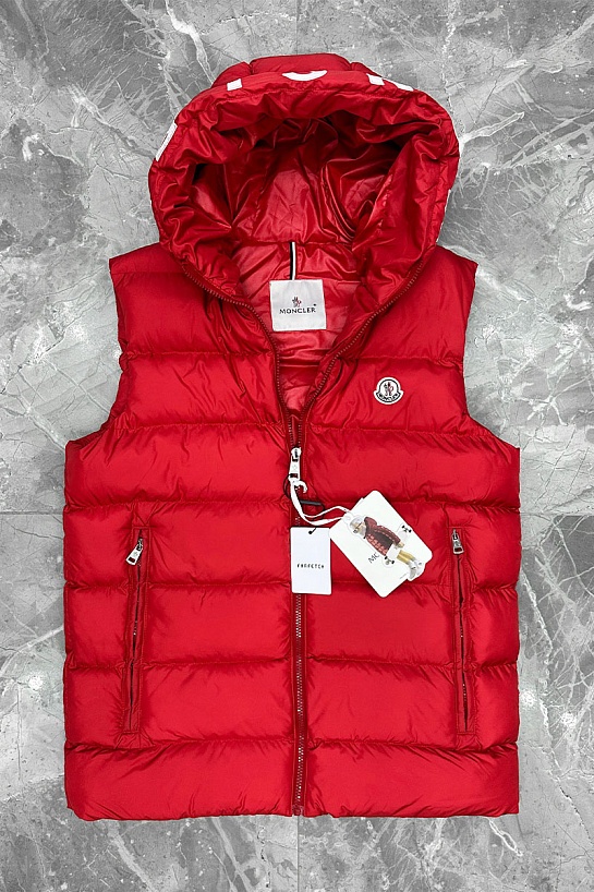 Мужской жилет Moncler красного цвета