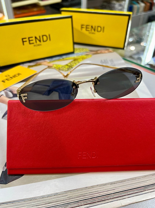 Чёрные солнцезащитные очки Fendi