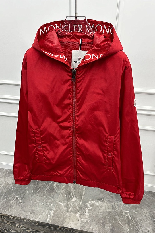 Мужская ветровка Moncler красного цвета
