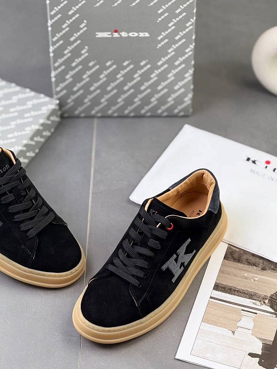 Замшевые кроссовки Kiton чёрного цвета