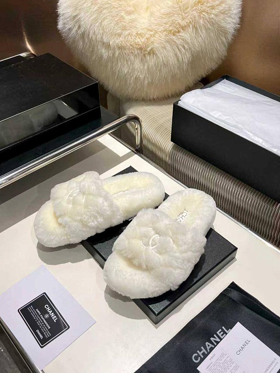 Женские меховые шлёпанцы Chanel Oran premium - White