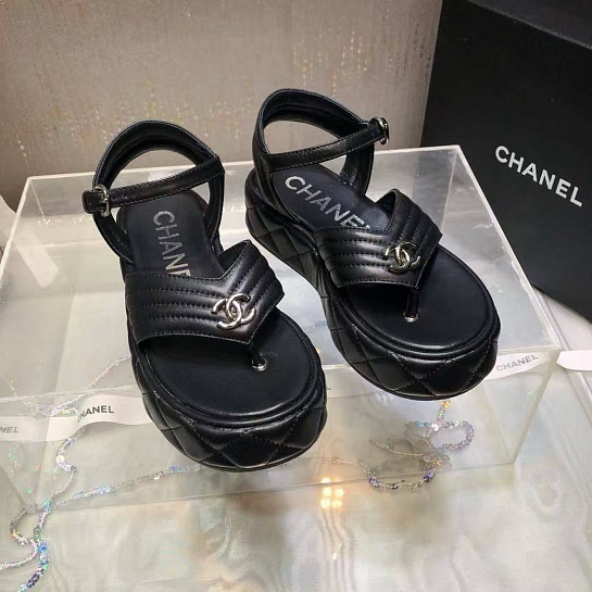 Женские кожаные сандалии чёрного цвета Chanel