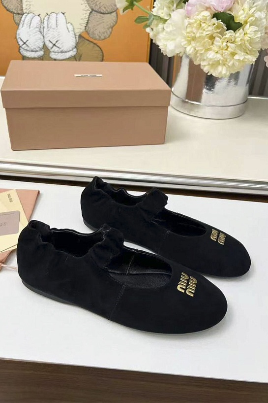 Женские замшевые балетки с круглым мысом MIU MIU