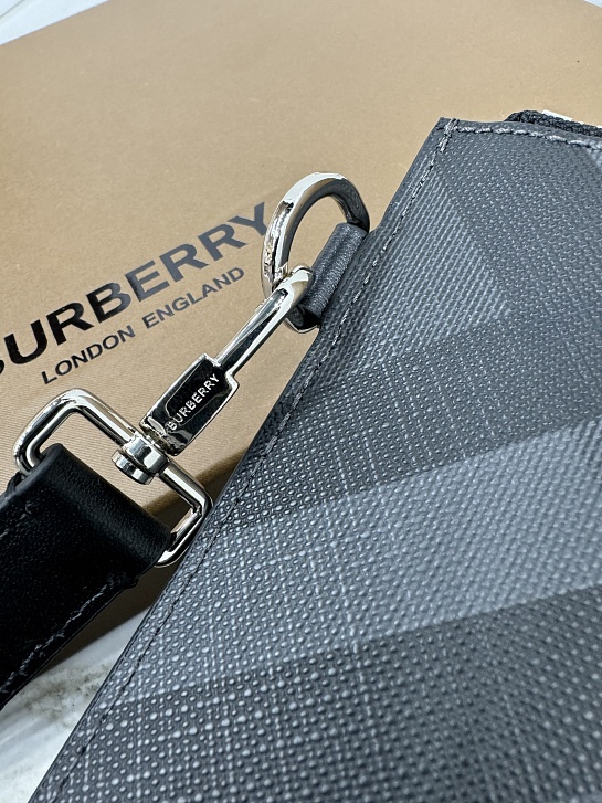 Чёрный клатч Burberry Premium 30x20x1.5 см