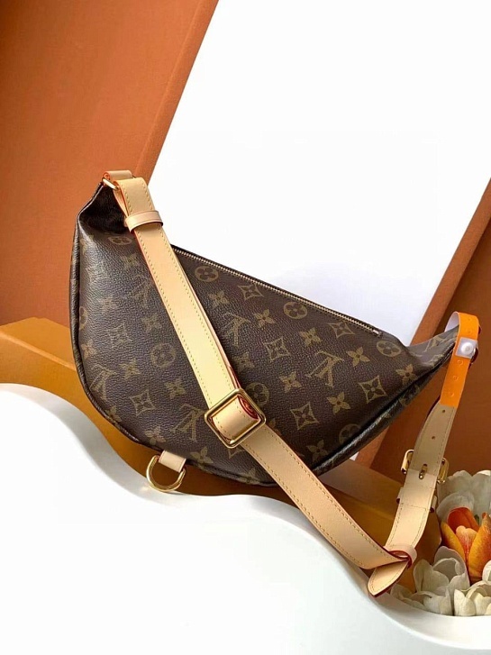 Кожаная сумка на пояс Louis Vuitton Bumbag Monogram 35x17 см