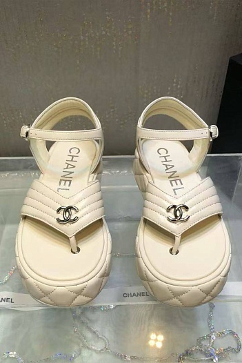 Женские кожаные сандалии белого цвета Chanel   