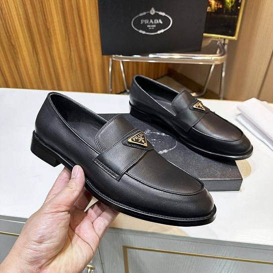 Мужские чёрные лоферы Prada triangle-logo
