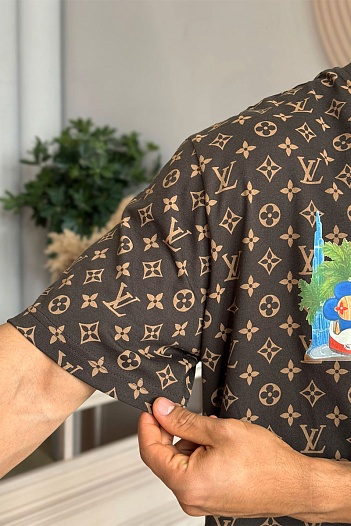 Коричневая оверсайз футболка Louis Vuitton Monogram All-over Dubai   