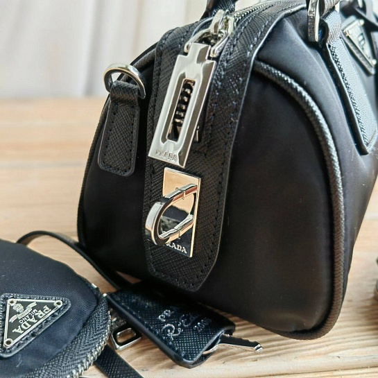 Нейлоновая сумка Prada Bauletto 21x14 см