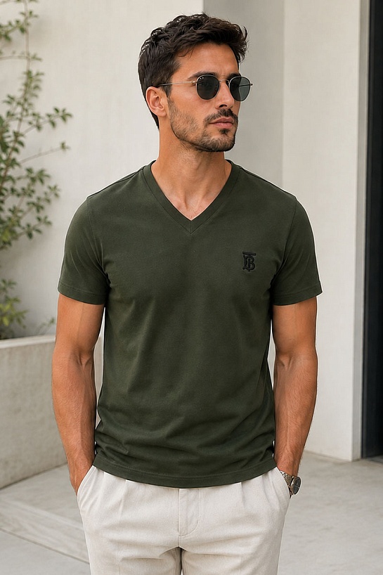 Зелёная футболка Burberry Monogram Motif V-neck