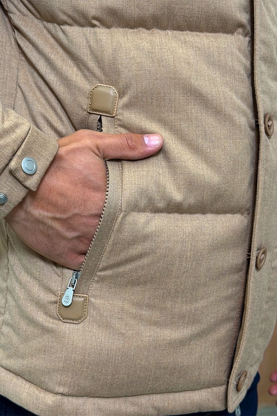 Мужской пуховик Brunello Cucinelli бежевого цвета