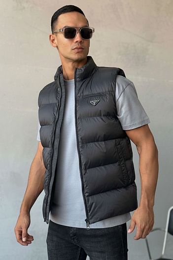 Жилет цвета антрацит Prada logo-plaque   