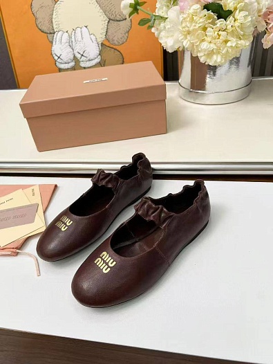 Женские кожаные балетки с круглым мысом MIU MIU   