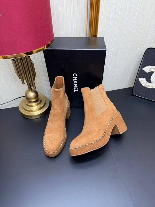 Женские замшевые сапоги Chanel