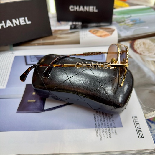 Солнцезащитные очки авиаторы Chanel с коричневыми стеклами в золотой оправе   